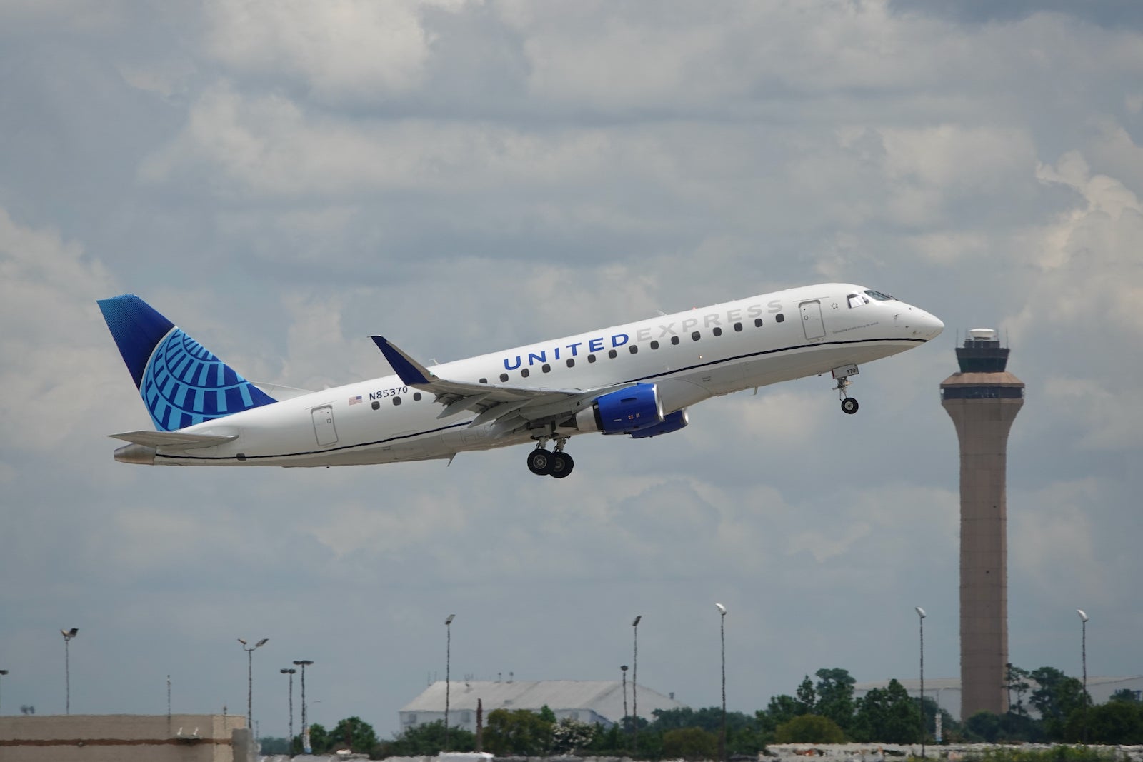 You are currently viewing United adds 8 domestic routes, but cuts 4 in shift from Newark to DC