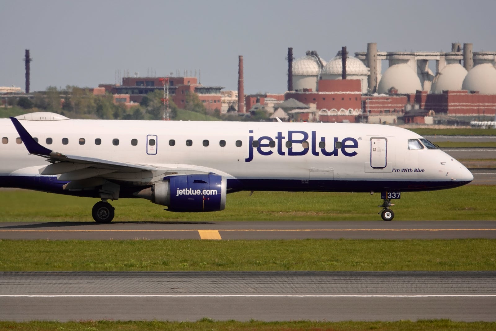 You are currently viewing JetBlue to phase out its smallest jet next year — but delay delivery of 44 new aircraft