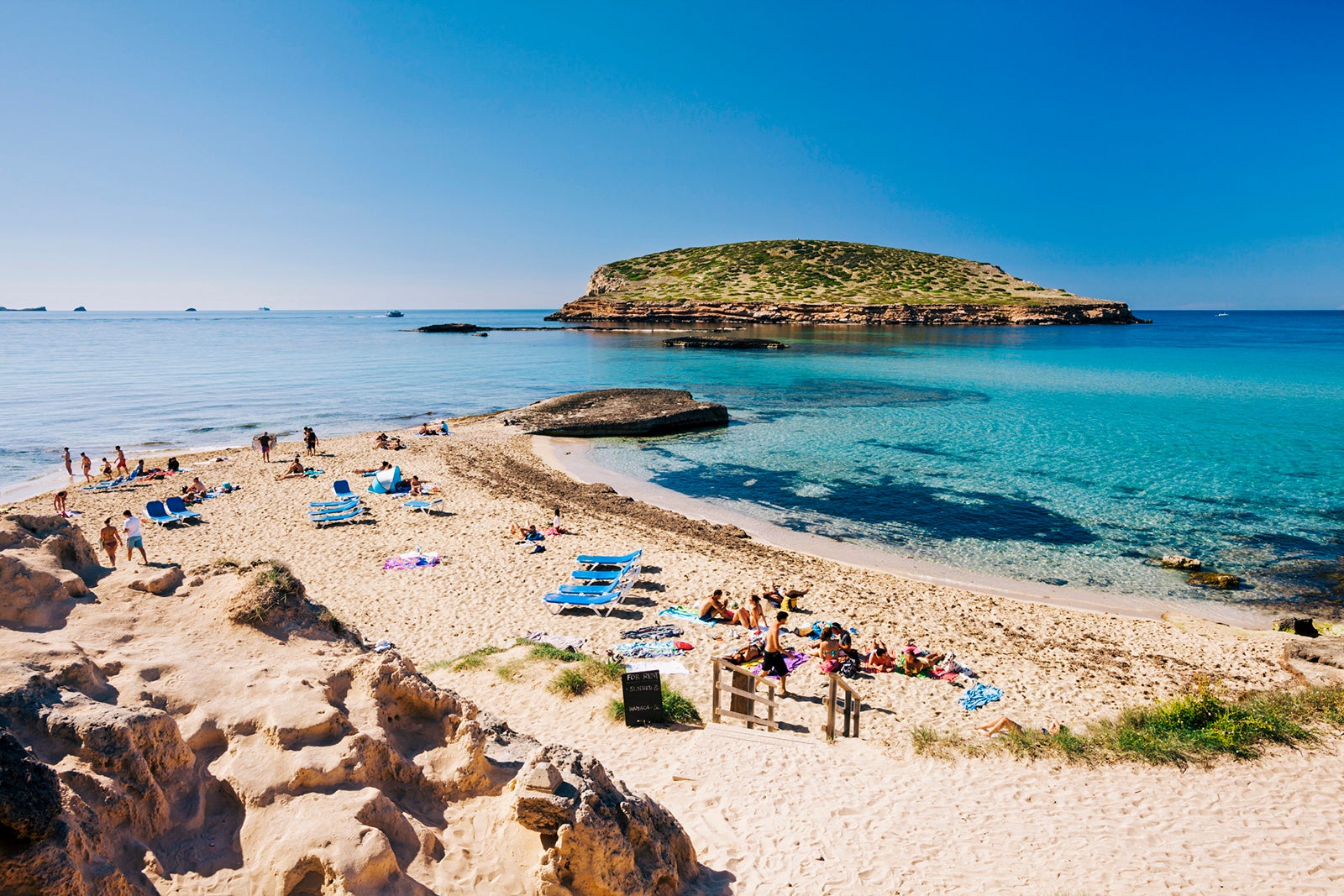 You are currently viewing 13 European beaches perfect for a sunny autumn vacation