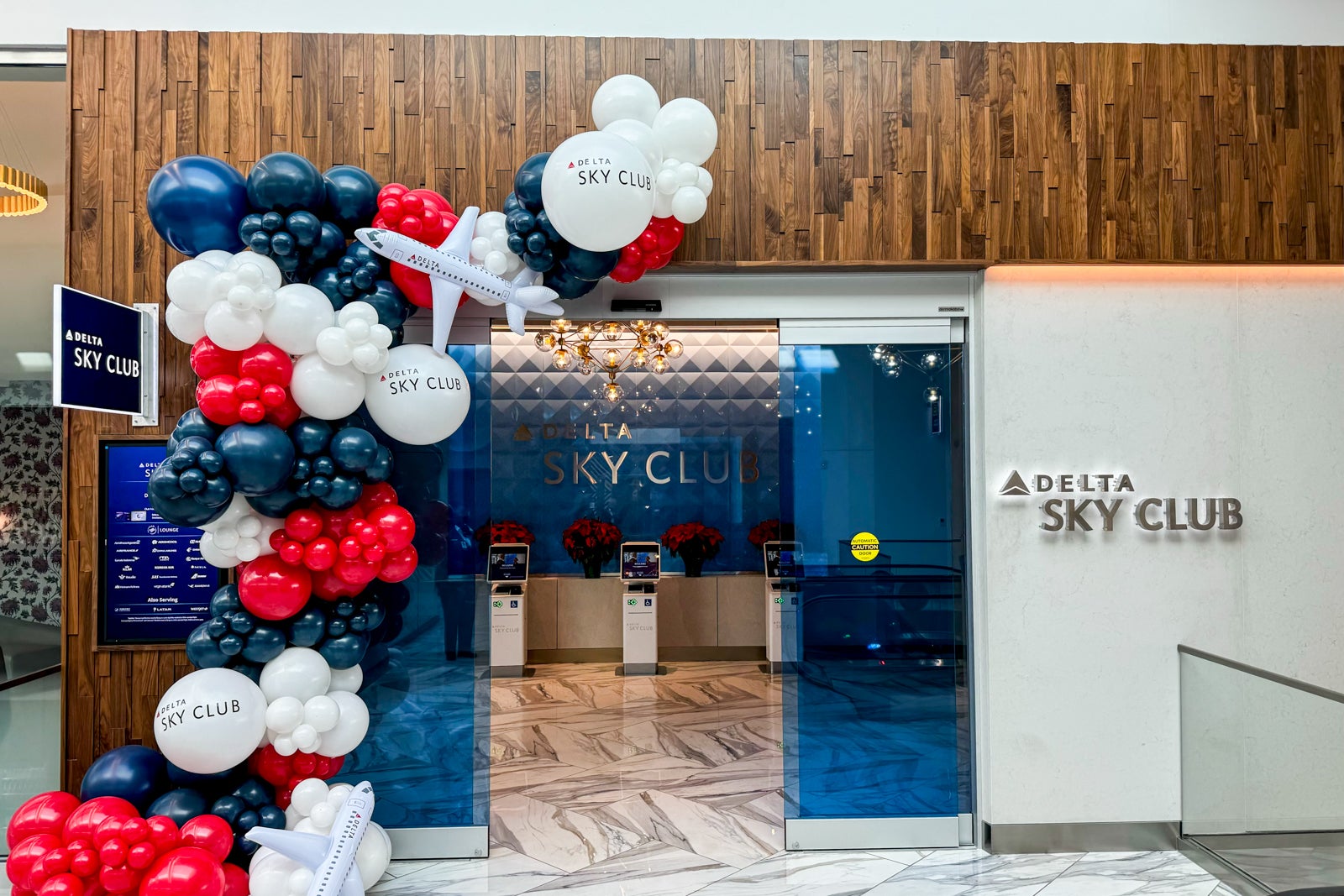 Read more about the article Delta unveils new Sky Club in Charlotte, a fortress hub for American