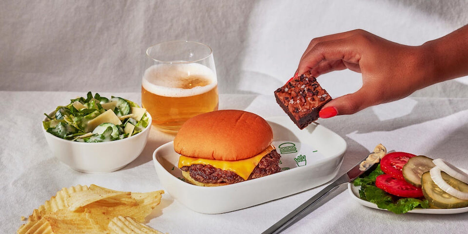 Read more about the article We tried Delta’s Shake Shack burger in the sky. Does it actually work?