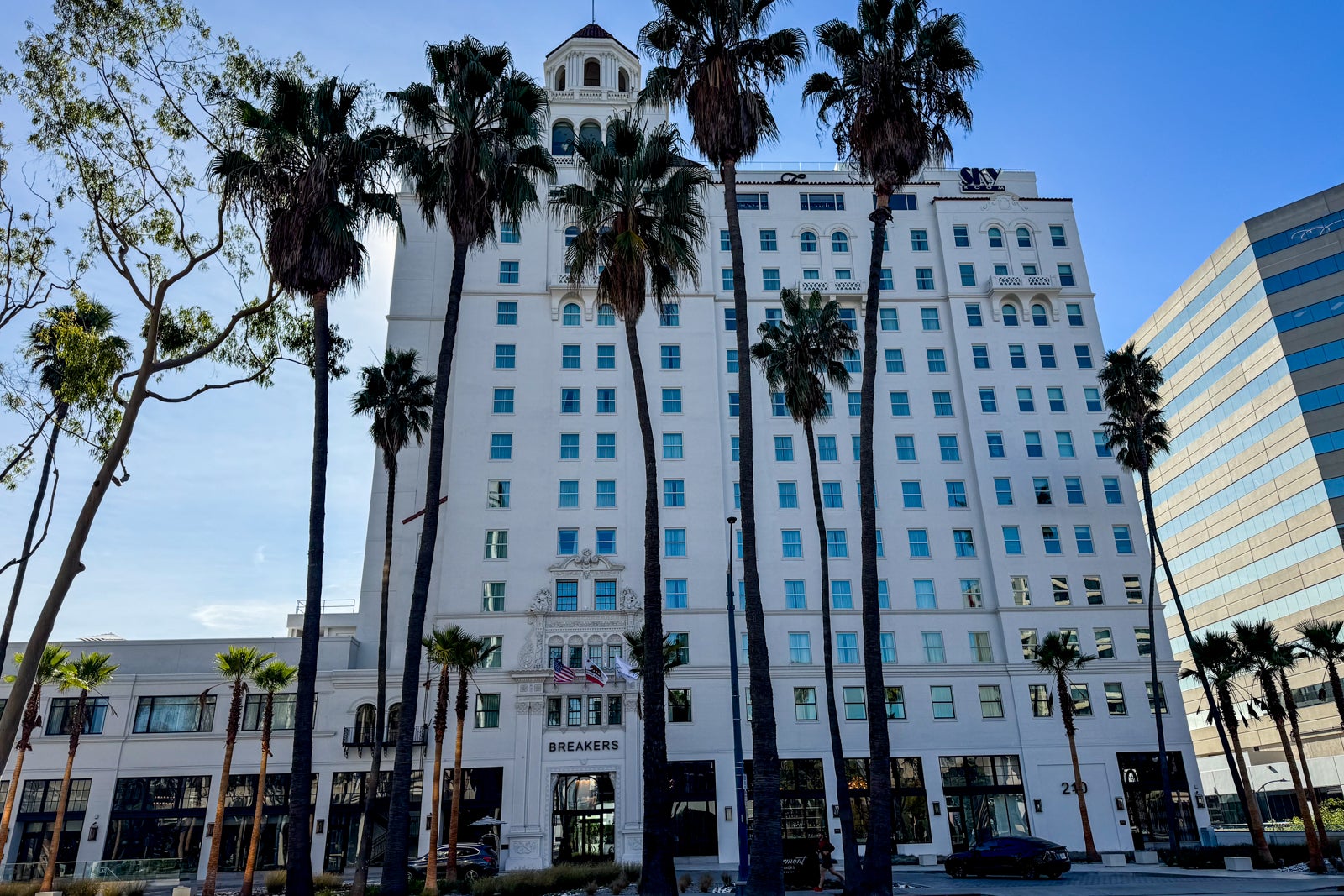 Read more about the article This historic California hotel has a rooftop cocktail bar and a fabulous pool: The Fairmont Breakers Long Beach reopens