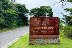 Read more about the article Beach vibes and luxury digs at the Four Seasons Resort Peninsula Papagayo, Costa Rica