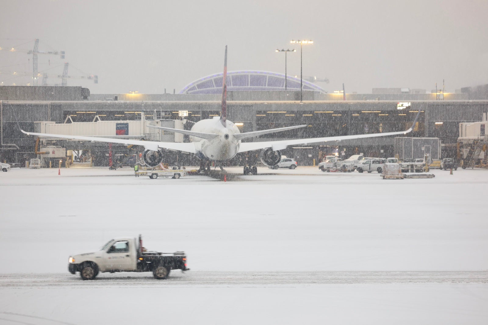 Read more about the article Winter blast: Flight delays and cancellations top 20,000 since Thursday