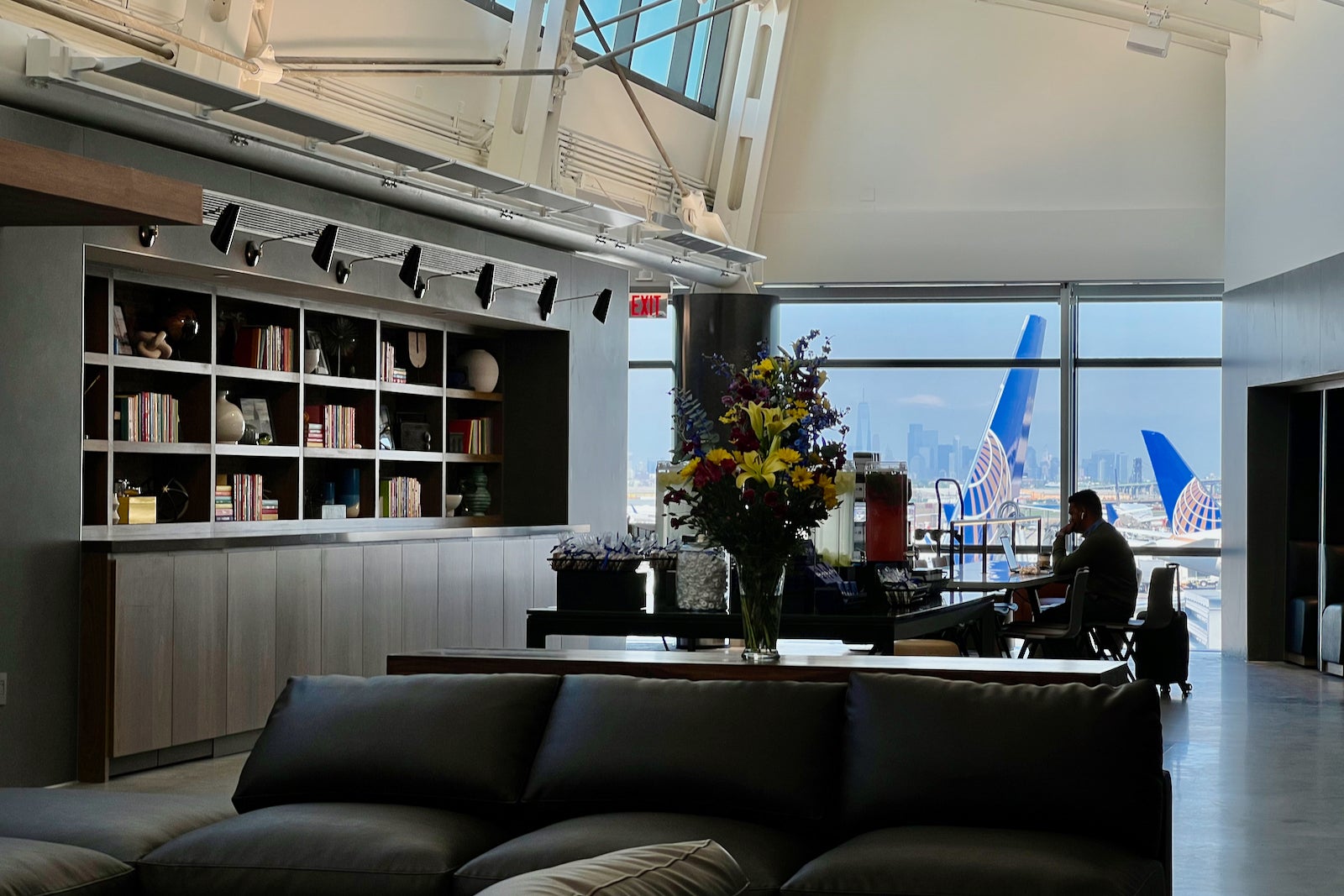 You are currently viewing How to get United Club lounge access: From credit cards to paid memberships