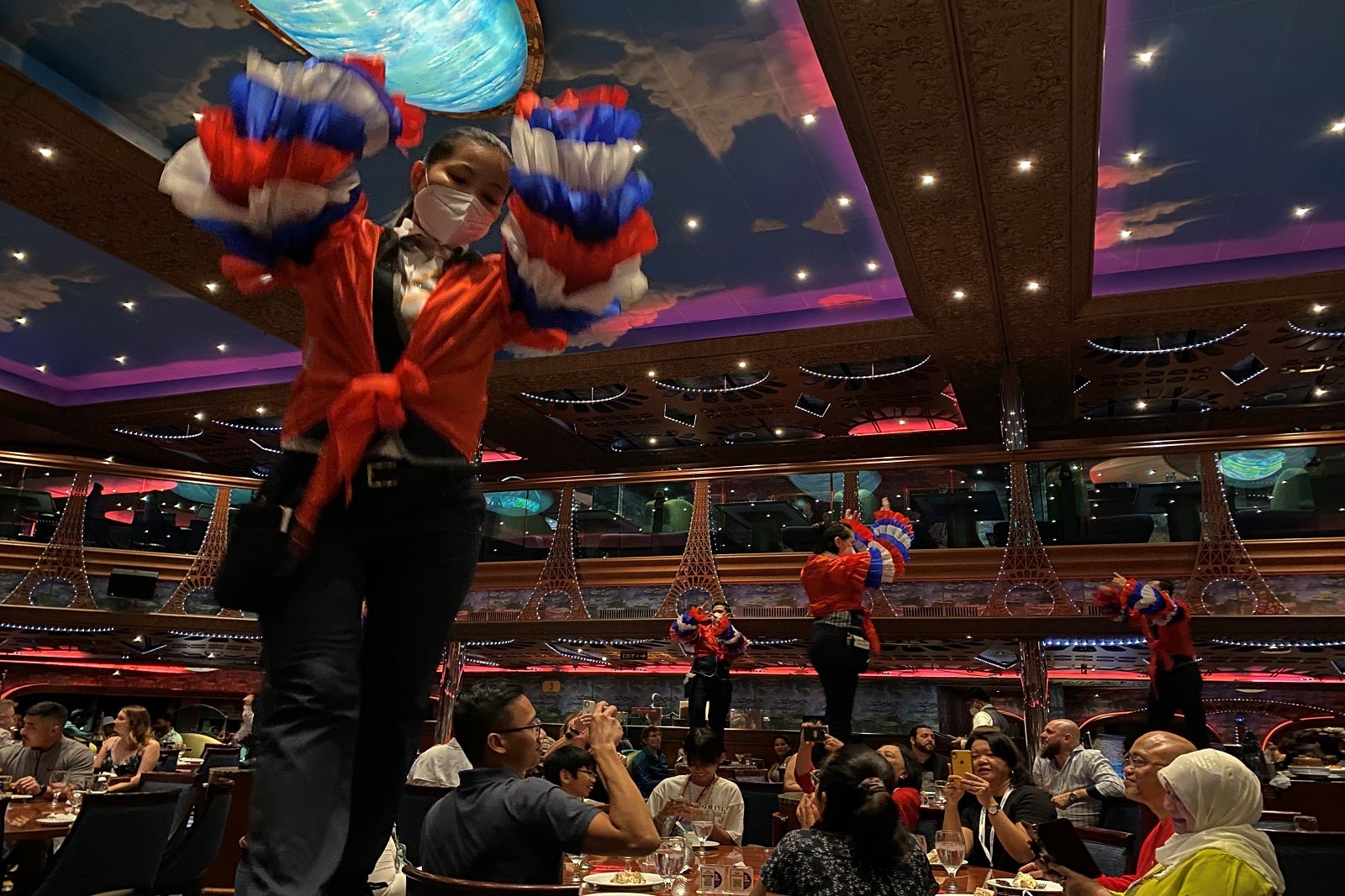 Read more about the article Carnival cruise food: The ultimate guide to restaurants and dining on board