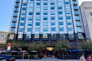 Read more about the article This iconic New York hotel has one of the city’s best rooftop pools and a members-only club