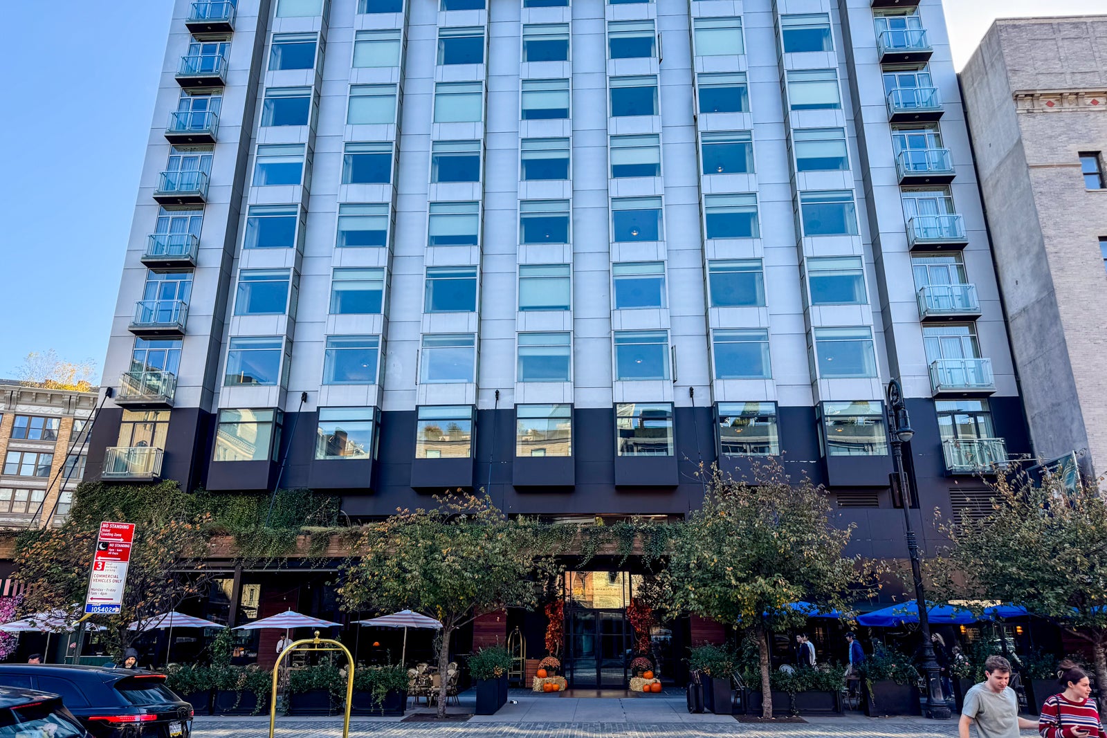 Read more about the article This iconic New York hotel has one of the city’s best rooftop pools and a members-only club