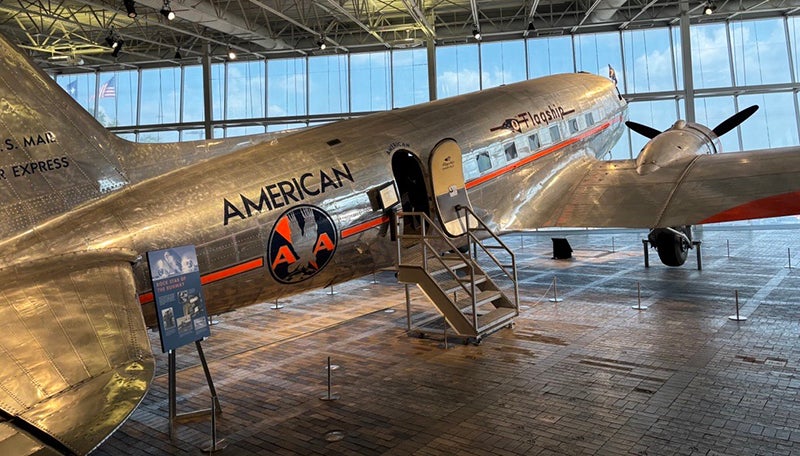 You are currently viewing American Airlines has a new throwback centennial look