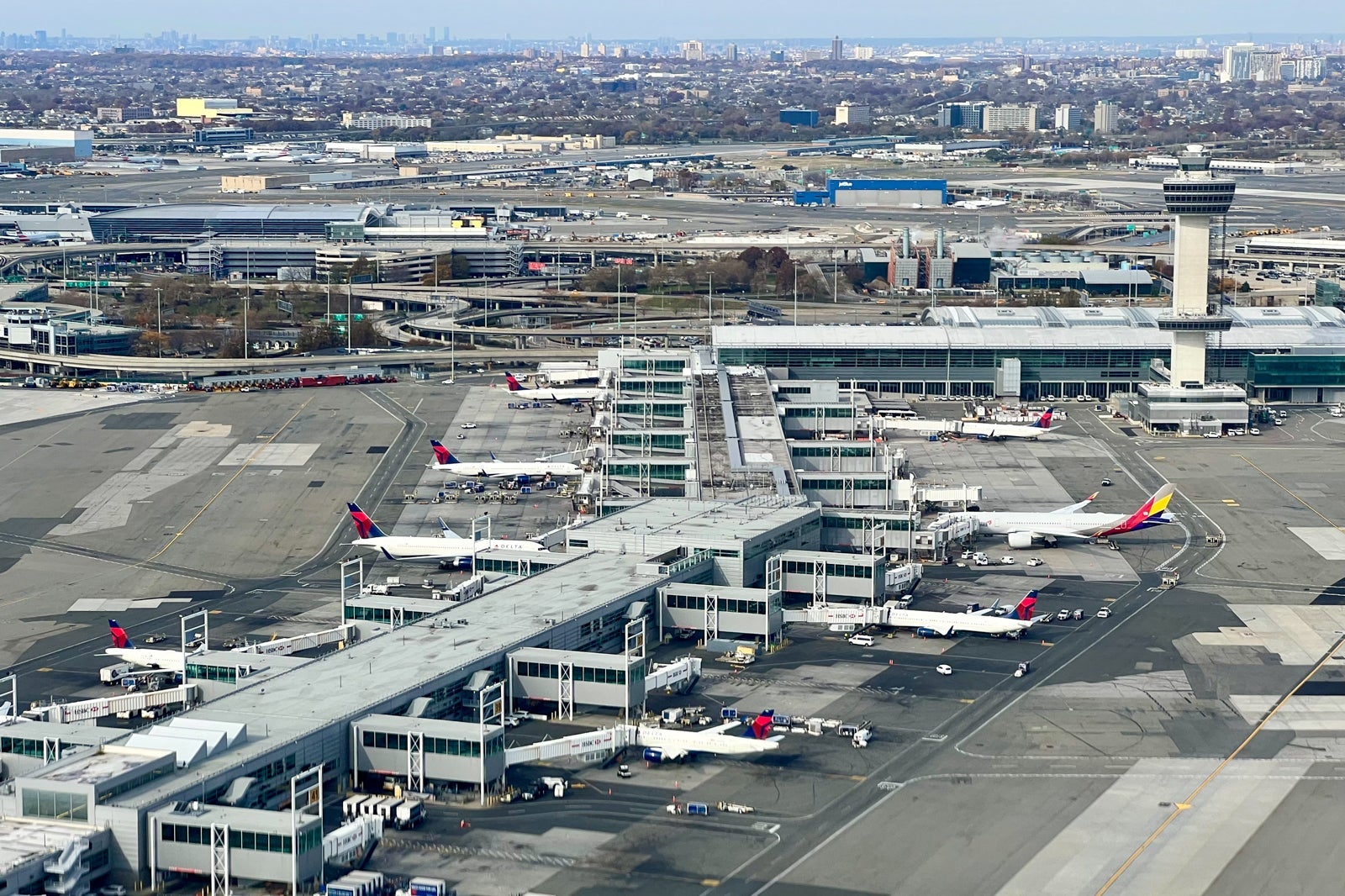 You are currently viewing 4 reasons why the Amex Platinum Card may be the ideal card for Delta flyers