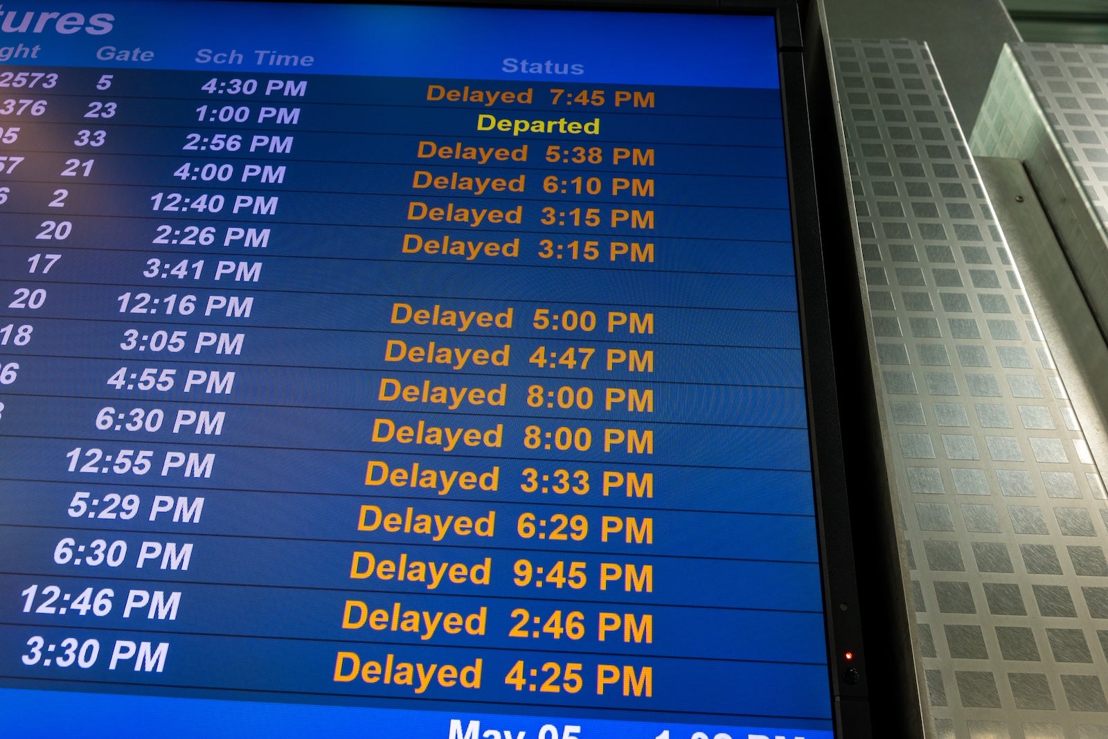 You are currently viewing Flight delays ‘mounting’ as shutdown, weather strain control towers, TSA checkpoints
