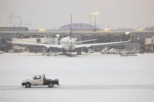 Read more about the article Airlines issue travel waivers ahead of major winter storm, expected travel woes