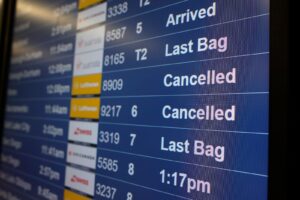 Read more about the article Airlines preemptively cancel more than 1,400 flights through Saturday ahead of winter storm