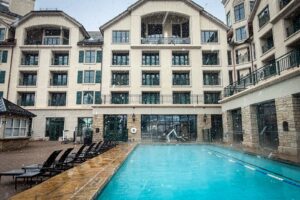 Read more about the article This iconic ski-in, ski-out points hotel in Colorado just refreshed its rooms. We took a look inside