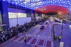 Read more about the article TSA officers to get paid: Will airport security wait times improve?