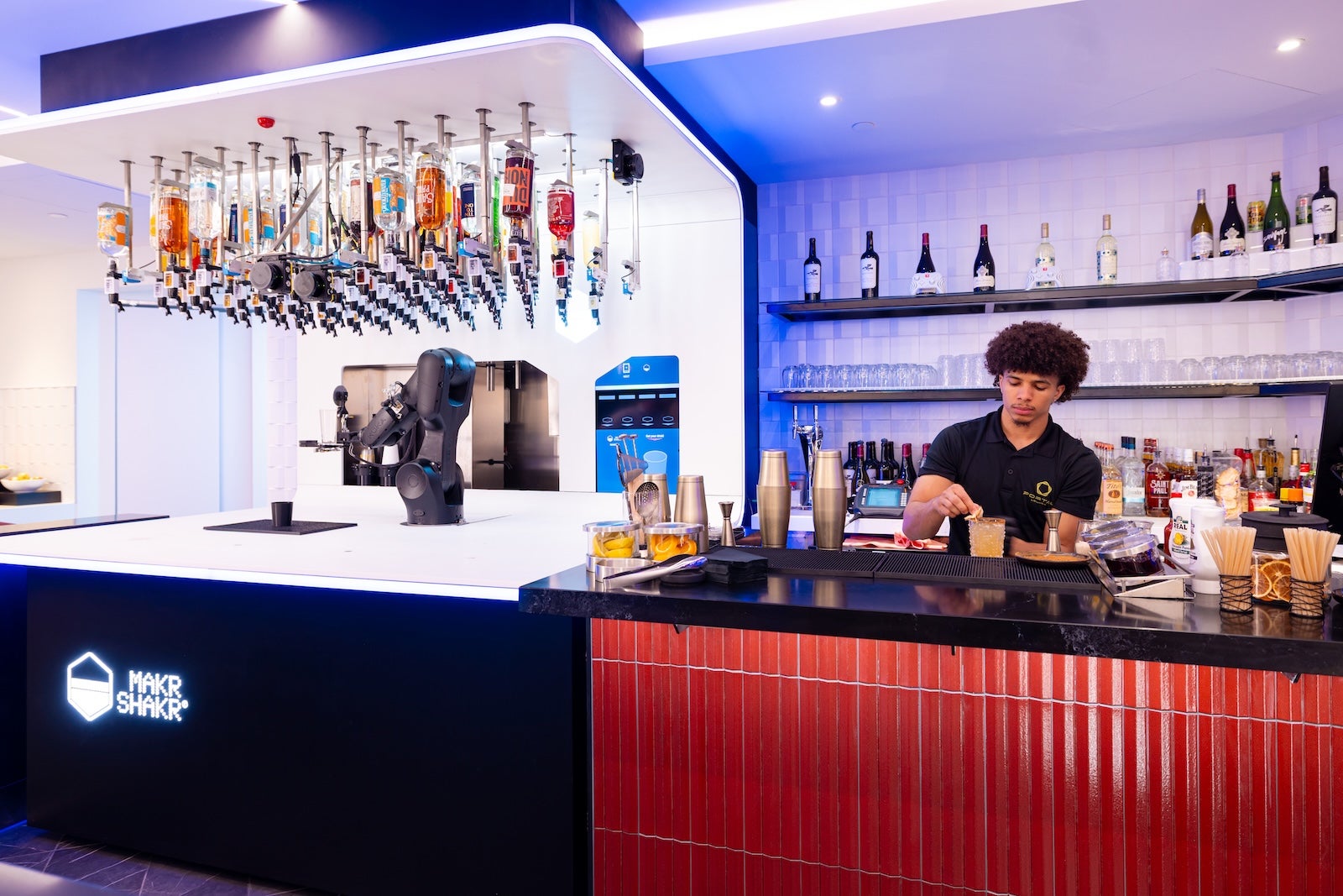 Read more about the article 3 things to know about a new lounge type you can access with Priority Pass — complete with robot bartender