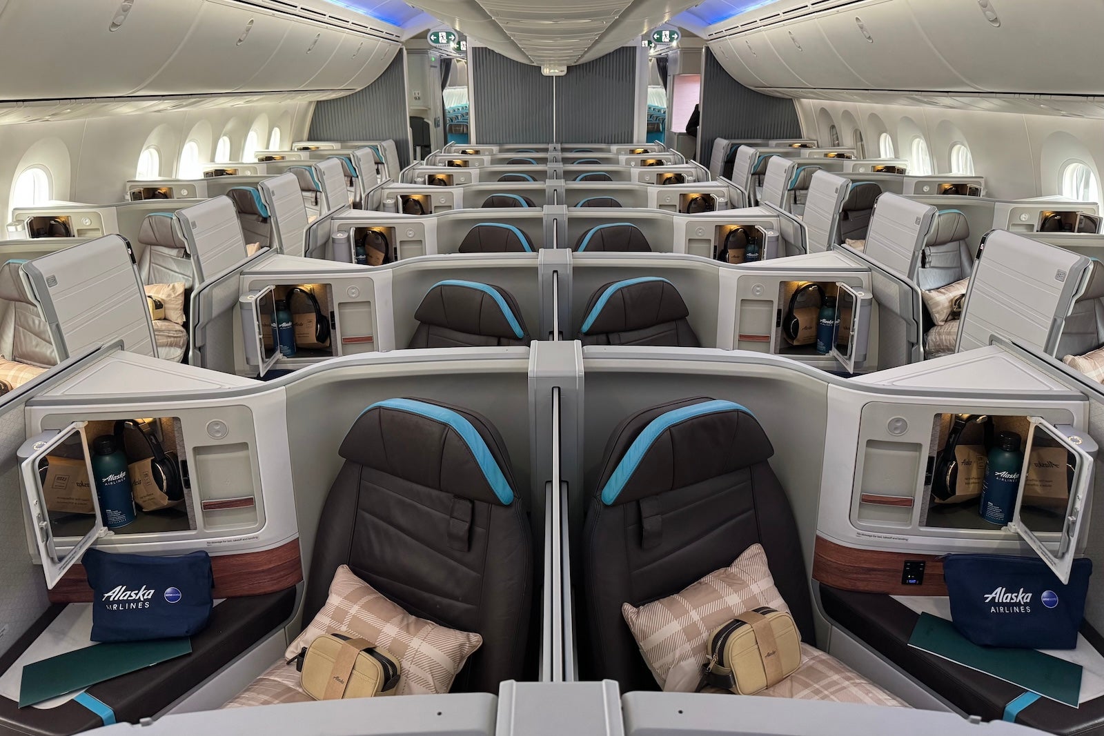 You are currently viewing Alaska Airlines plots premium economy, luxe Seattle lounge as global expansion ramps up