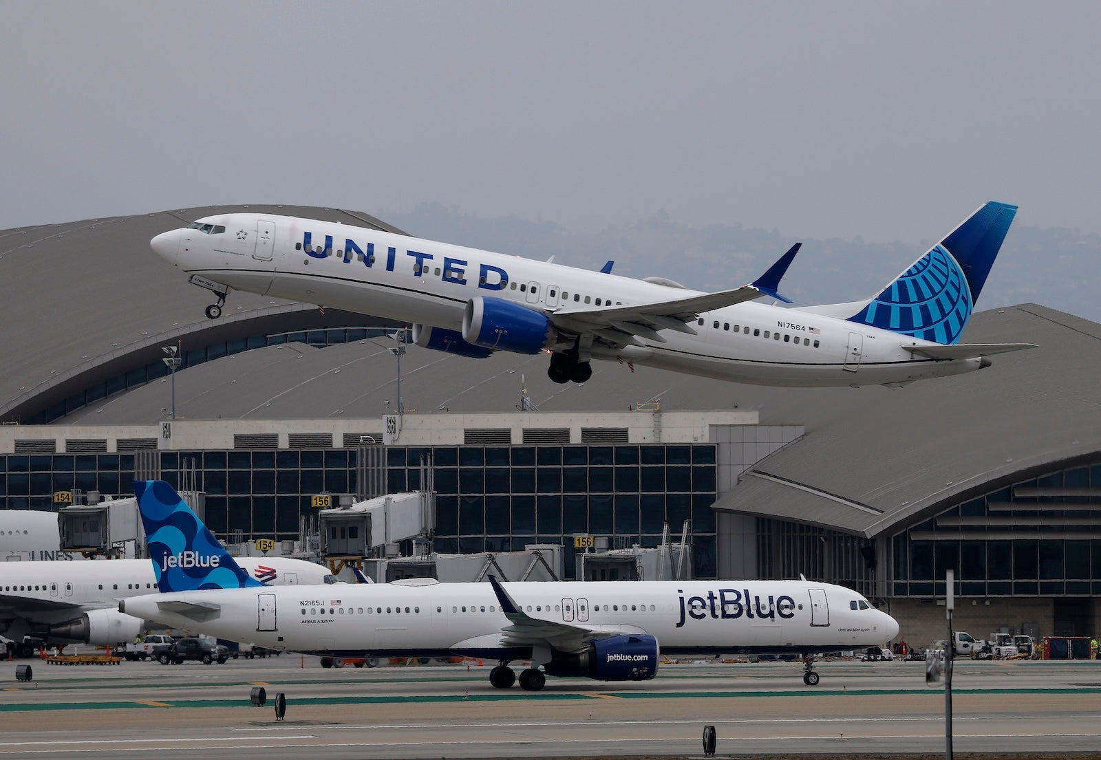 Read more about the article United rules out ‘idiotic’ JetBlue merger speculation after American talk fizzles