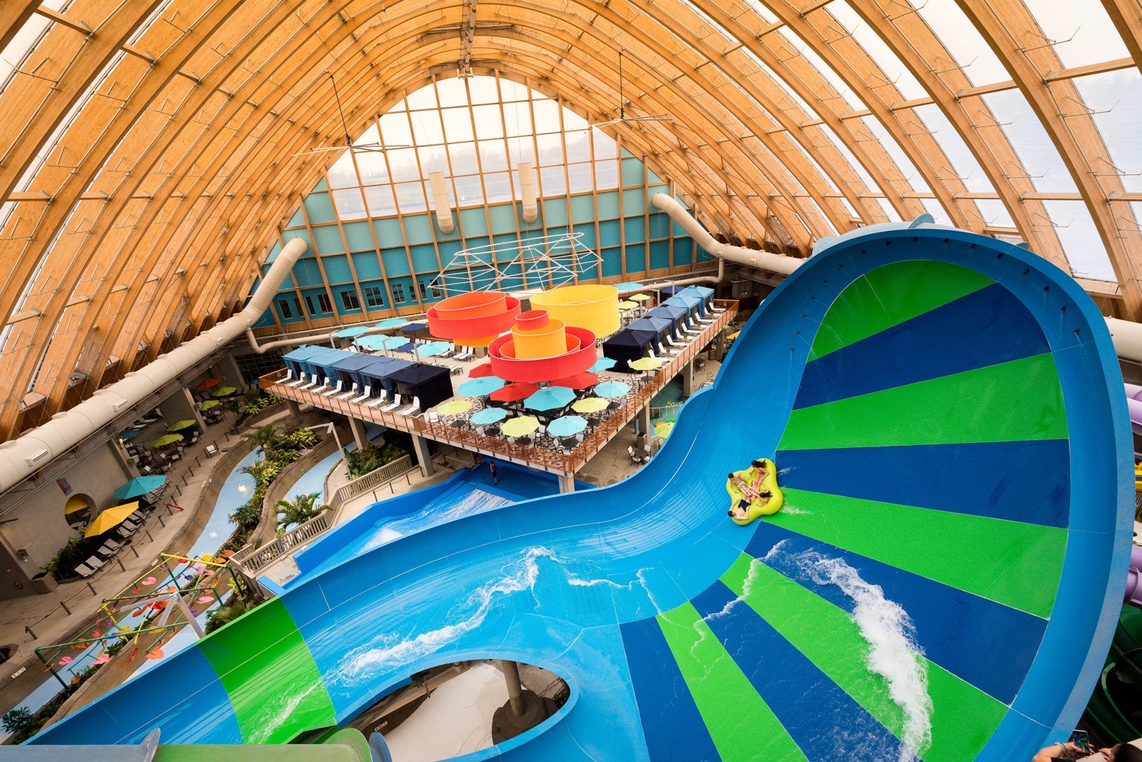 Read more about the article Splish, splash then take a nap at these 16 best US hotels with water parks
