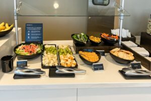 Read more about the article Way more than cheese cubes: American upgrades its lounge food with better (hot) meals