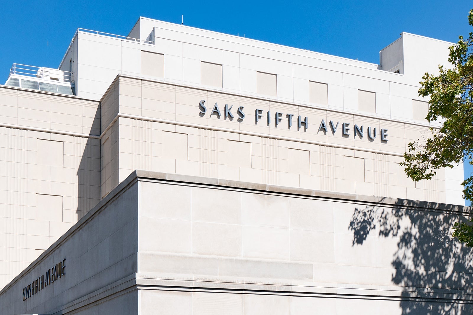 Read more about the article Last chance: Amex Platinum’s Saks Fifth Avenue statement credit ends on June 30