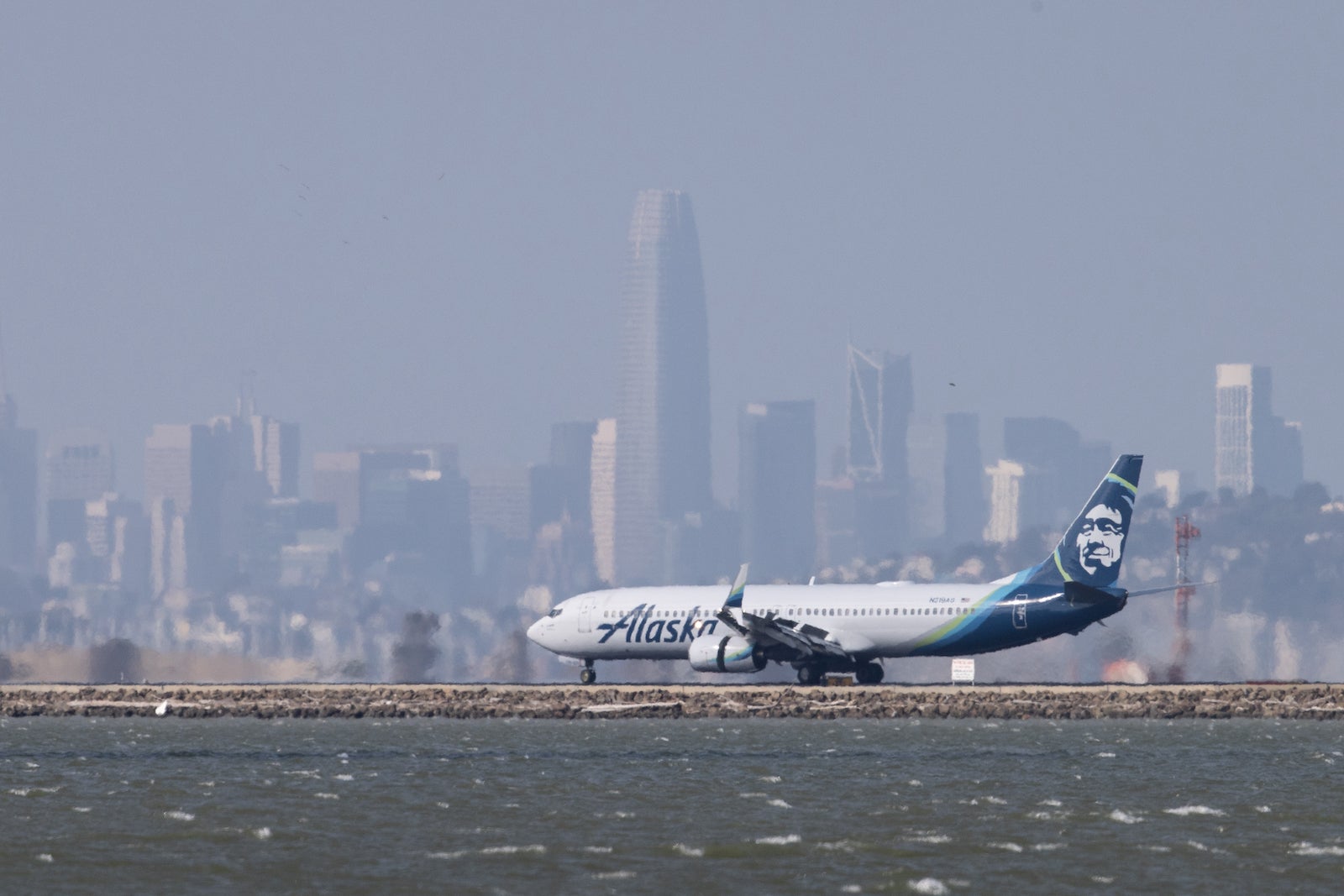 You are currently viewing SFO flight delays surged 60% this spring. Now, United says relief could be in sight.